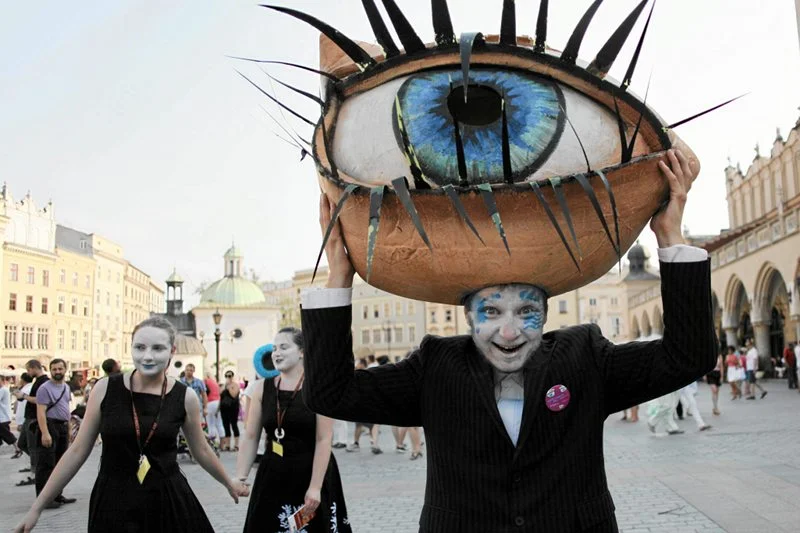 Przedstawienie "Zmysły-Baby" wykonywane przez A3Teatr podczas 25. krakowskiego festiwalu teatrów ulicznych.