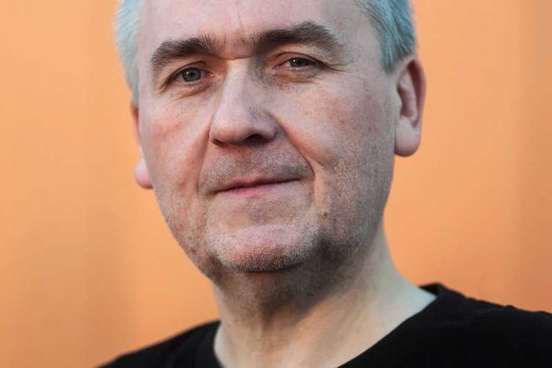 Krzysztof M. Kaźmierczak, dziennikarz śledczy i autor książek, już w 2007 roku napisał, że kard. Stanisław Dziwisz jest uwikłany w tuszowanie afer pedofilskich wśród kleru. Jego tekst wywołał lawinę krytyki w mediach.