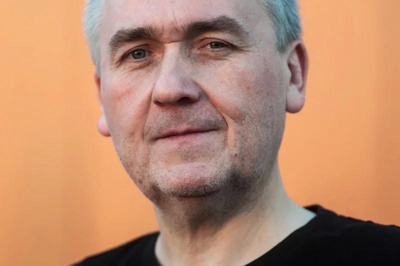 Krzysztof M. Kaźmierczak, dziennikarz śledczy i autor książek, już w 2007 roku napisał, że kard. Stanisław Dziwisz jest uwikłany w tuszowanie afer pedofilskich wśród kleru. Jego tekst wywołał lawinę krytyki w mediach.