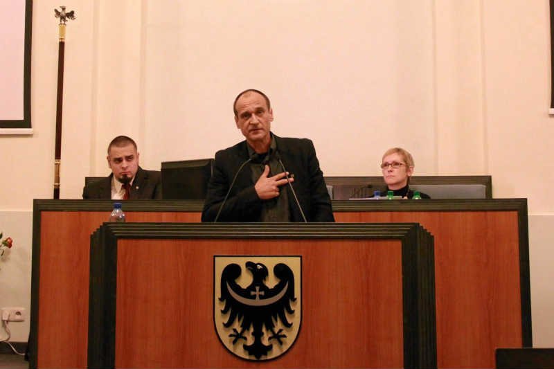 Paweł Kukiz od 1 grudnia jest radnym. Ale sposób, w jaki sprawuje mandat daleki jest od ideału.