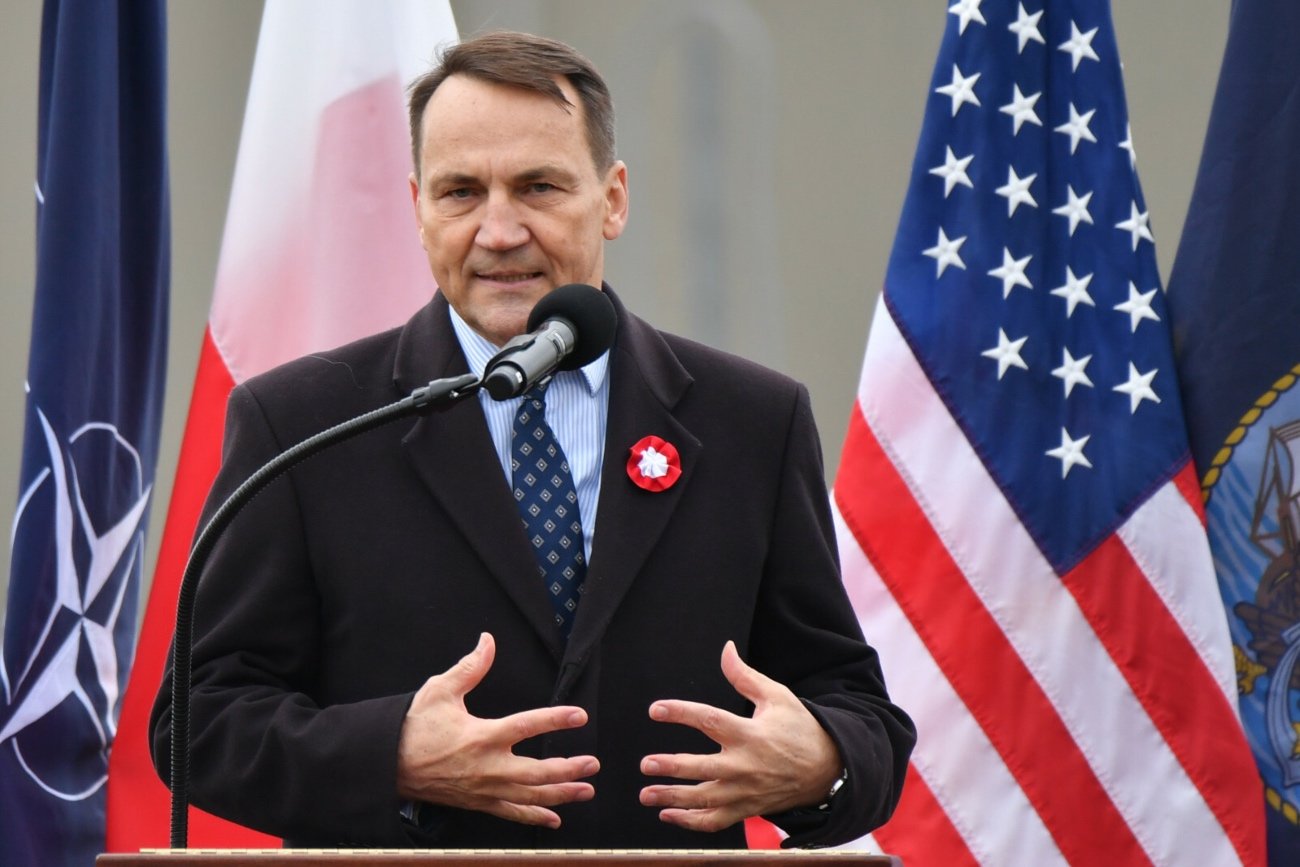Sikorski mocno komentuje decyzję USA. "Biden odpowiedział w języku, który Putin rozumie".
