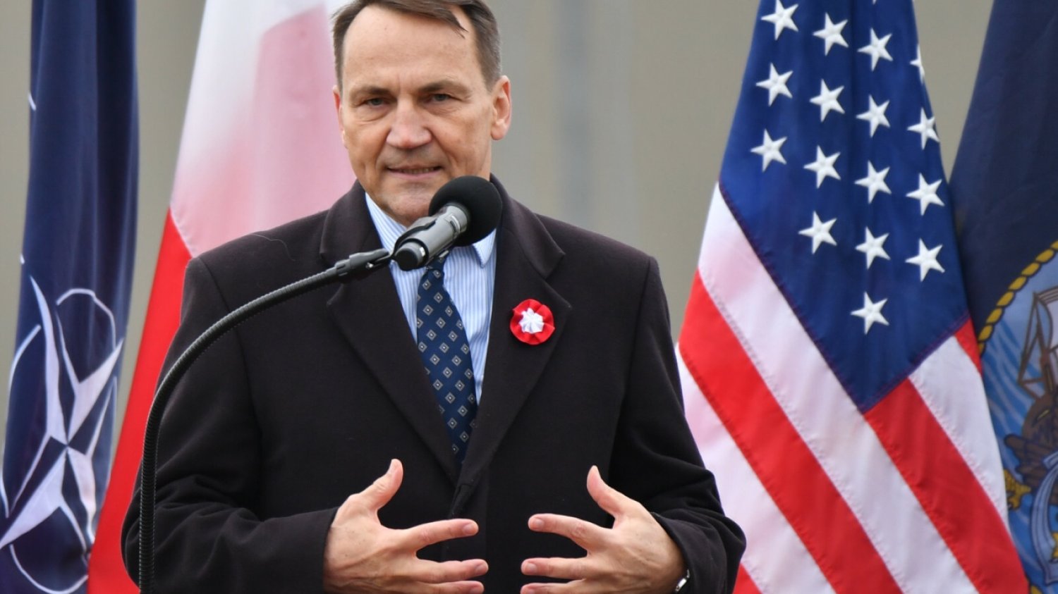 Sikorski mocno komentuje decyzję USA. "Biden odpowiedział w języku, który Putin rozumie".