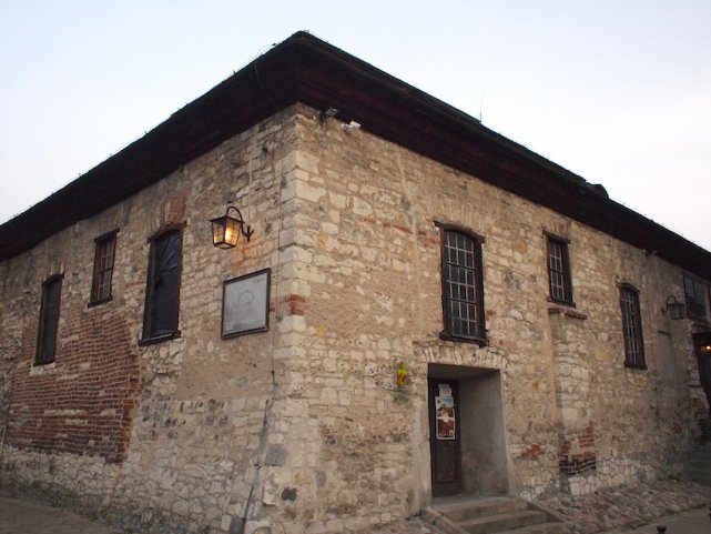 Odzyskana przez Gminę Żydowską synagoga w Kazimierzu mieści hotel, kawiarnię i sklepik