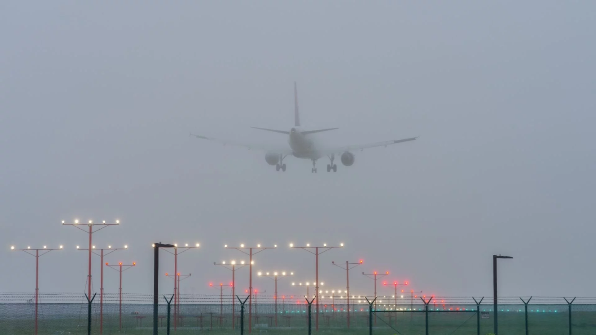 Mgła znów kładzie lotnisko w Balicach. Samoloty lądują w Katowicach, a podróżni wyklinają