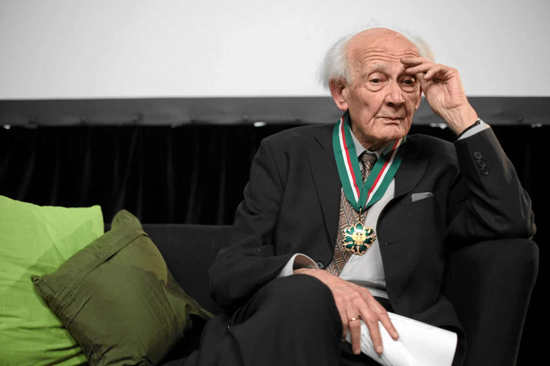 Zygmunt Bauman podczas uroczystości wręczenia orderu Gloria Artis, listopad 2010, Warszawa