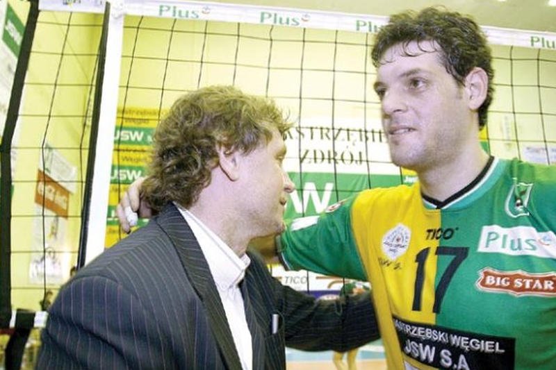 Polsatowi obrywa się za kodowanie MŚ w siatkówce. Trener reprezentacji Bułgarii i były zawodnik jastrzębskiego Węgla (z prawej) odmówił wywiadu na znak protestu