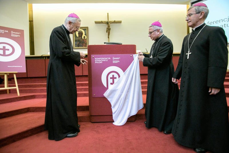 Abp Stanislaw Gadecki , Bp Artur Mizinski , Bp Jan Watroba podczas konferencji prasowej Konferencji Episkopatu Polski.