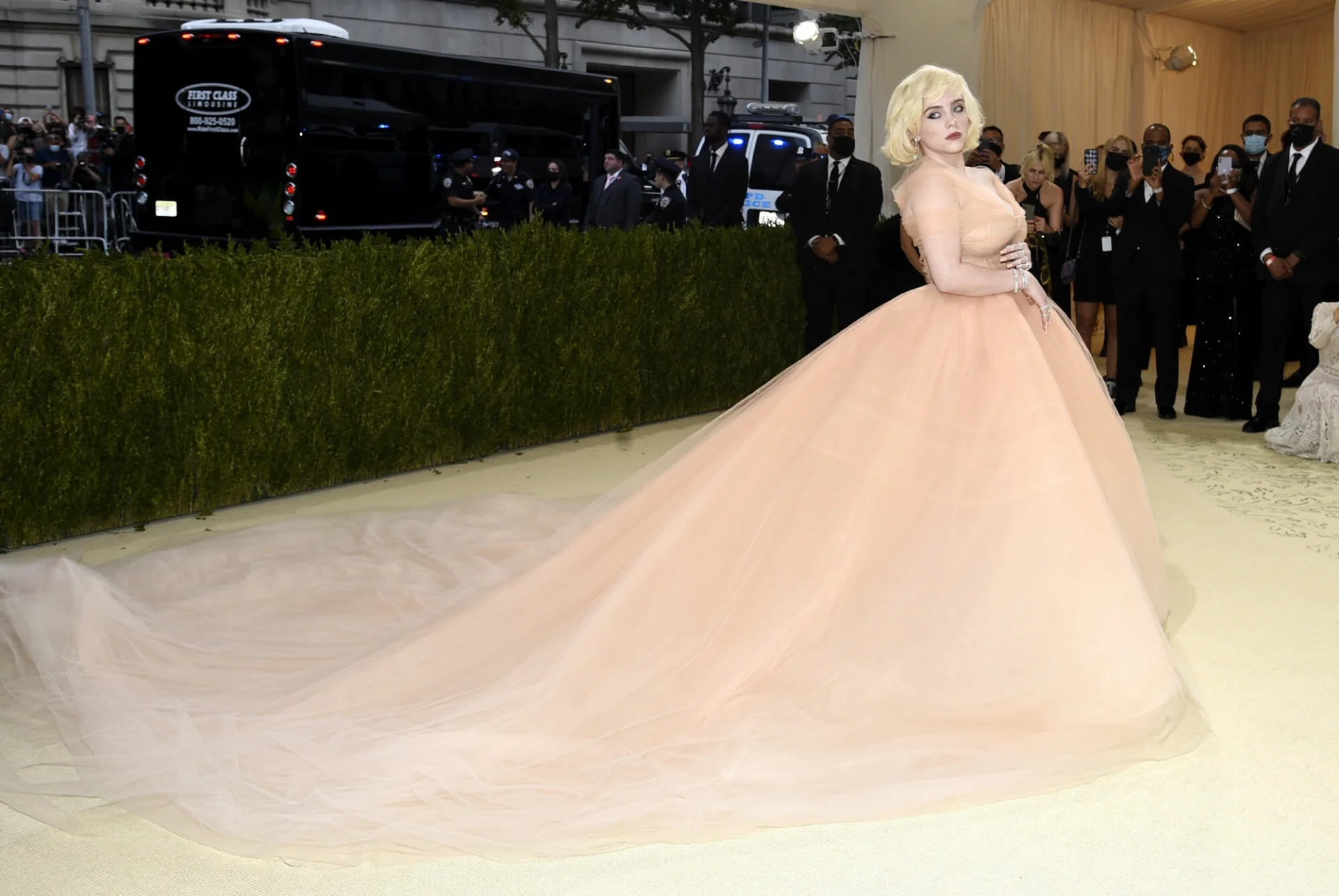 Billy Eilish jak Marilyn Monroe na MET Gali.