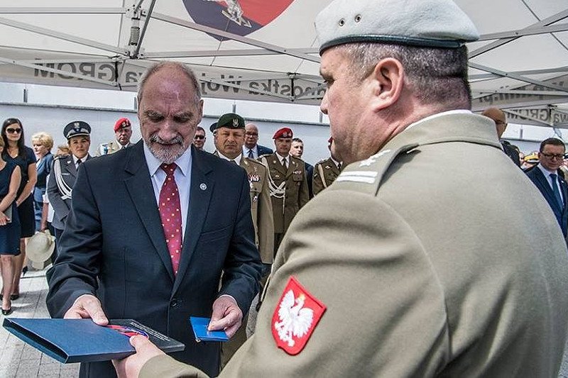 Pułkownik Mariusz Pawluk, szef GROM - trochę mu się przytyło.