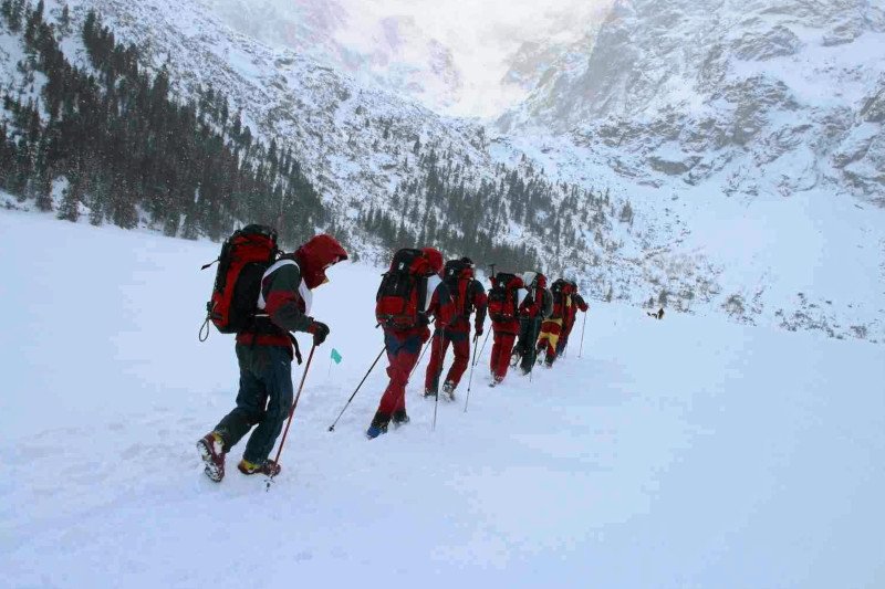 28 stycznia 2003 roku. Grupa licealistów z Tychów wyruszyła na Rysy.  Lawina porwała osiem osób.