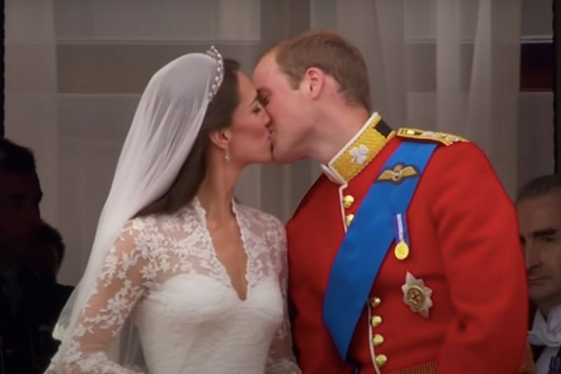 Pocałunek Kate i Williama na balkonie Pałacu Buckingham (screen z YouTube)
