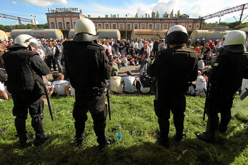 Kibice Zagłębia Sosnowiec na dworcu głównym w Toruniu przed meczem ich drużyny z Elaną Toruń (wrzesień 2010).