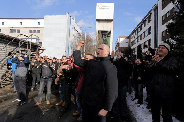 Górnicy podczas wiecu na bramie kopalni Zofiówka . Domagają się odwołania prezesa JSW Jarosława Zagórowskiego.