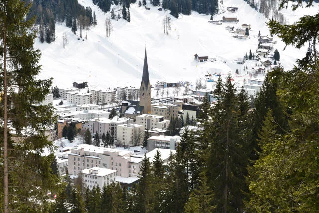 Davos bez blasku flasha: trudno posądzić tę górską mieścinę o szczególną popularność wśród światowej elity