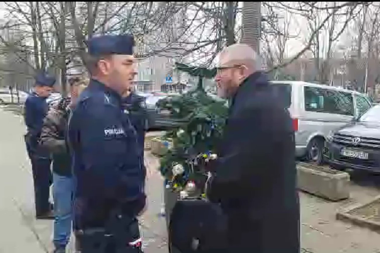 Grzegorz Braun wyrzucił choinkę z sądu.