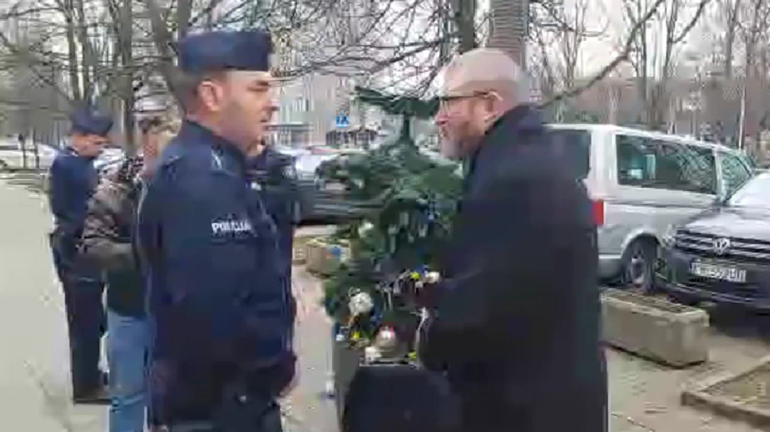 Grzegorz Braun wyrzucił choinkę z sądu.