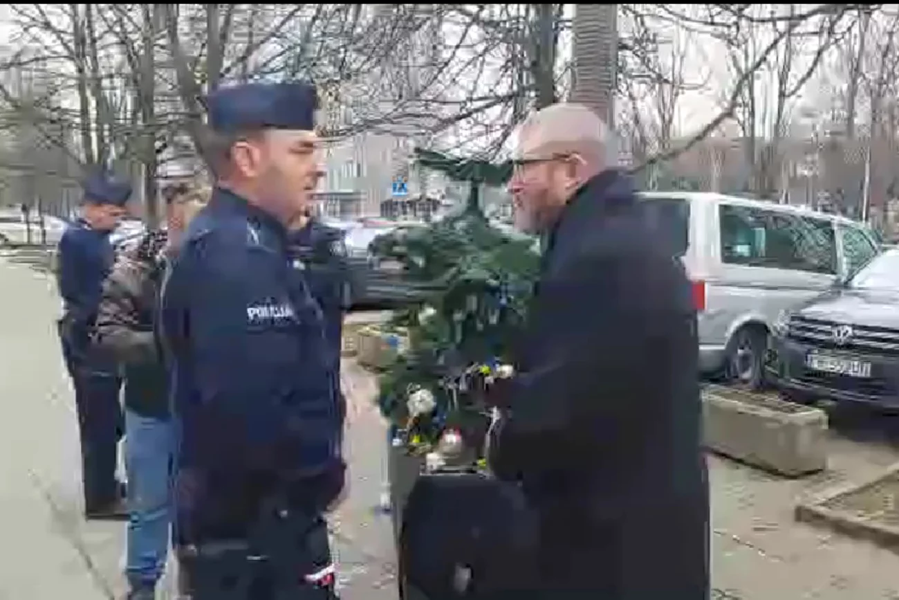 Grzegorz Braun wyrzucił choinkę z sądu.