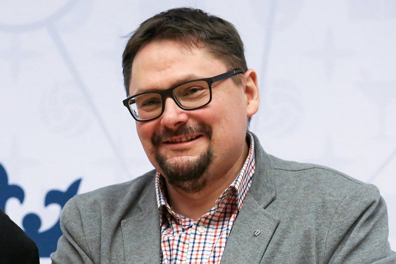 Autor zachwala kościół swoimi wpisami na Twitterze.