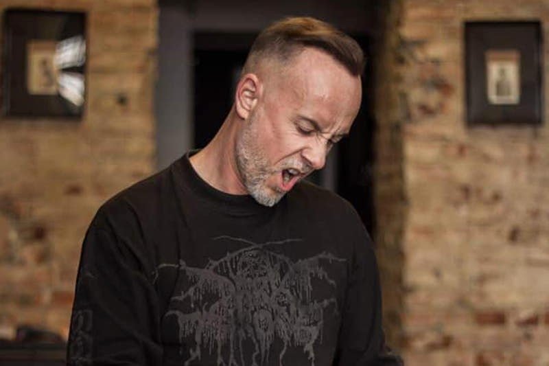 Sesja z manekinem Nergala wywołała mieszane uczucia.