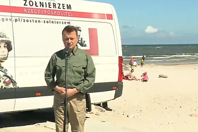 Minister obrony narodowej Mariusz Błaszczak prowadził poszukiwania chętnych do Wojska Polskiego na plaży w Łebie.