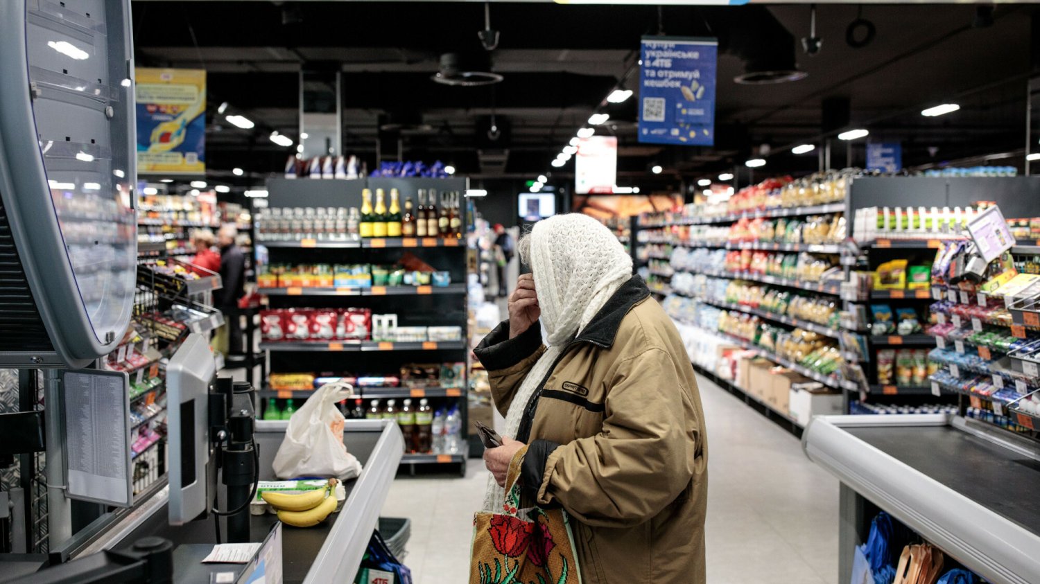 Ceny w ukraińskich sklepach są niewiarygodne. Porówali ATB i Lidla Jakie są ceny w sklepach w Ukrainie w 2025? Porównano je z polskim Lidlem