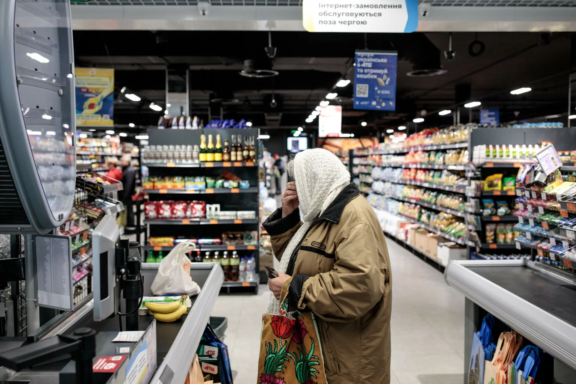 Ceny w ukraińskich sklepach są niewiarygodne. Porówali ATB i Lidla Jakie są ceny w sklepach w Ukrainie w 2025? Porównano je z polskim Lidlem