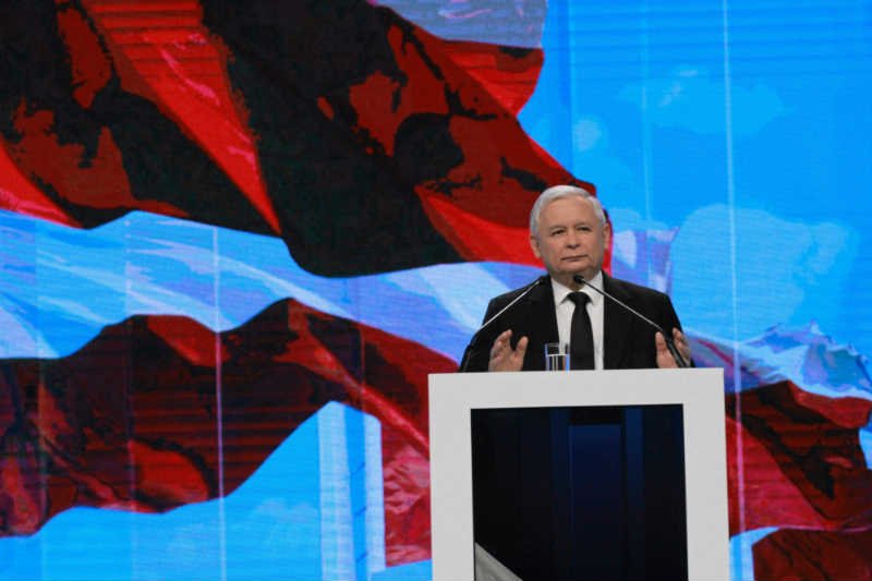 Partia Jarosława Kaczyńskiego może jesienią mieć samodzielną większość.