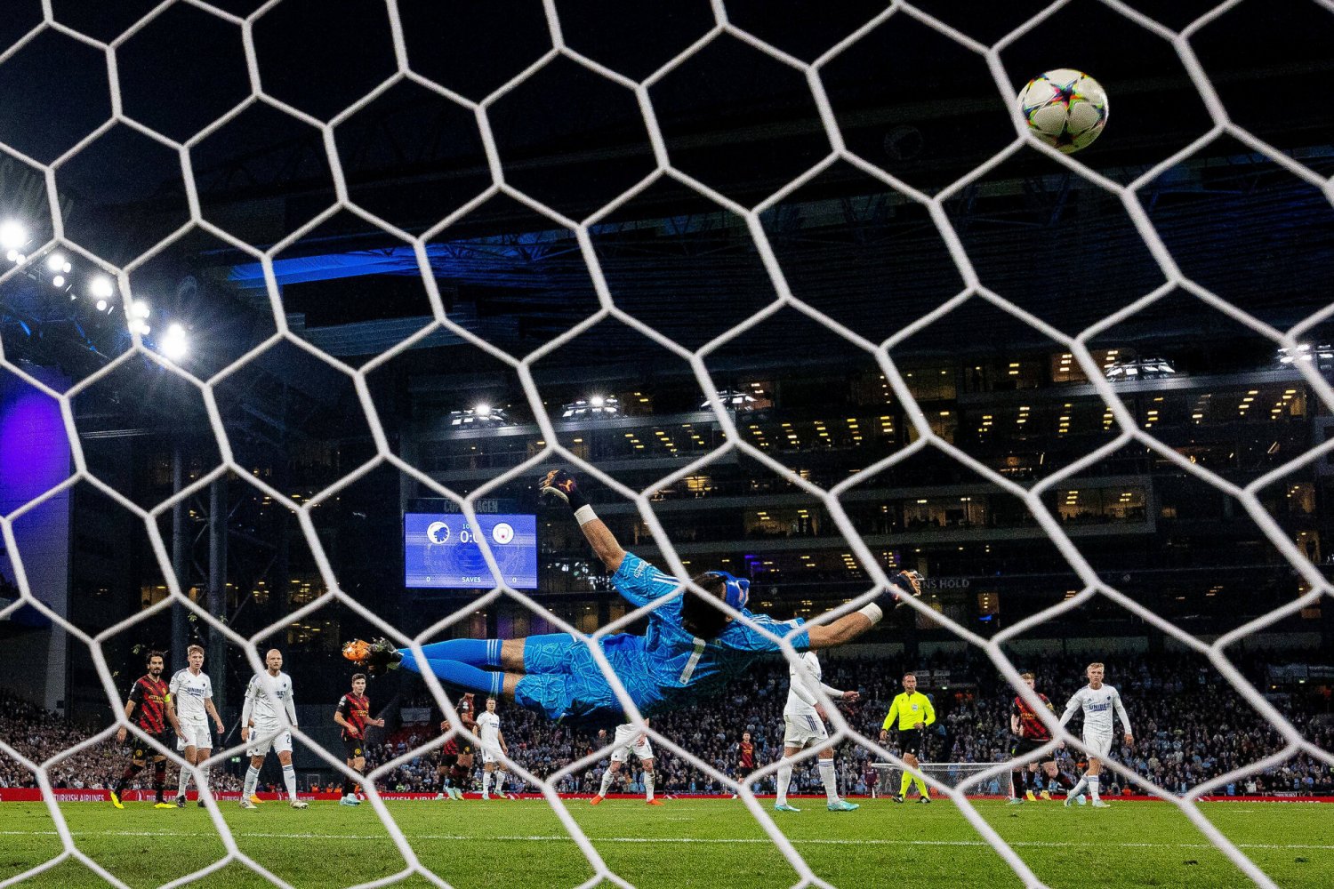 Polak bohaterem meczu w Lidze Mistrzów. Obronił rzut karny i zatrzymał mistrzów Anglii