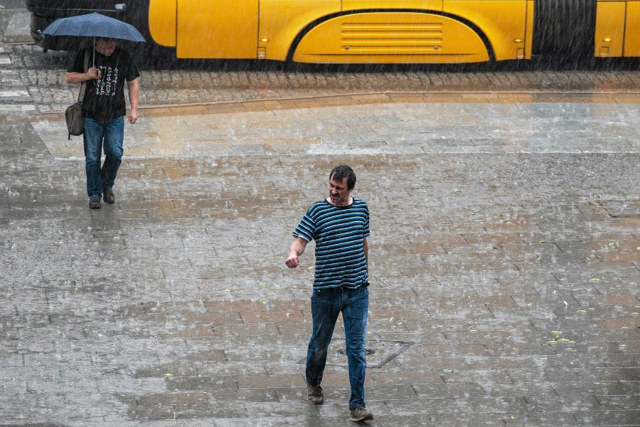 Aż 11 województwa zagrożonych jest w sobotę burzami.