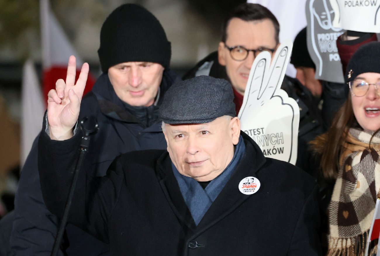 Kaczyński grzmi pod Sejmem. "Groza! Tracimy wszelkie uprawnienia!"