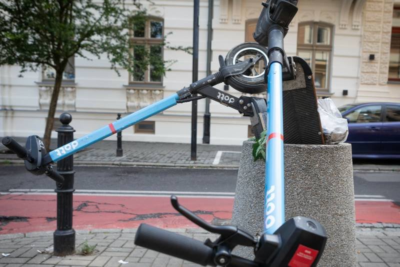 Coraz częściej dochodzi do wypadków z udziałem pijanych hulajnogistów.