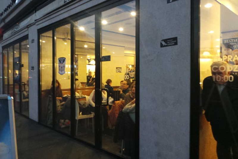 Zamieszki dotknęły zwykłych warszawiaków. Tu klienci jednej z restauracji patrzą na Marsz.