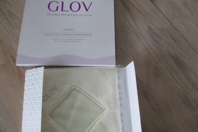Rękawica z mikrowłókien do demakijażu twarzy Glov / Sephora