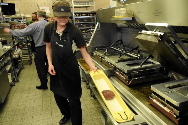 Firma McDonald's oferuje etaty nawet szesnastolatkom