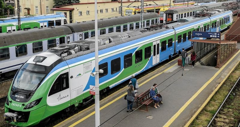 Maszynista w Tłuszczu wysadził pasażerów, bo zakończył pracę. Zdjęcie poglądowe.