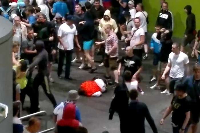 Zadyma na wrocławskim stadionie. Mężczyzna w pomarańczowej kamizelce, leżący na ziemi, to jeden z pobitych pracowników stadionu