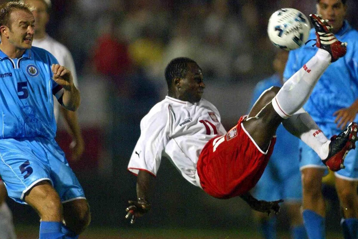 Emmanuel Olisadebe w meczu z San Marino w 2002 roku.