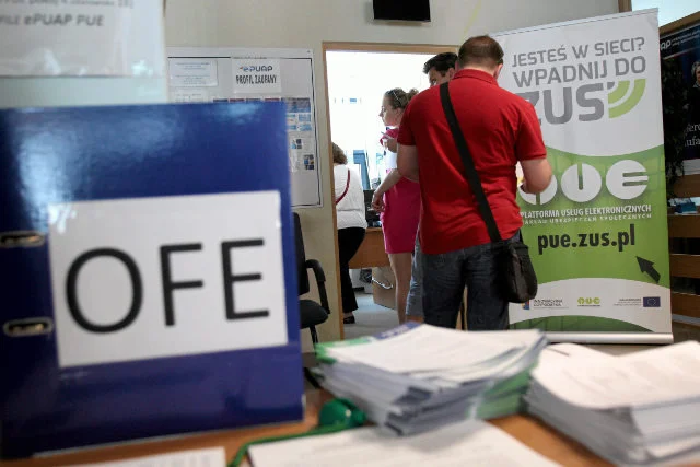 2,5 mln Polaków zadeklarowało dalsze oszczędzanie w OFE. Początek jest zniechęcający