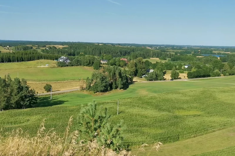 Suwalszczyzna to mieszanka lasów, jezior, rzek, gór i dolin, w które poutykano małe, malownicze miejscowości.