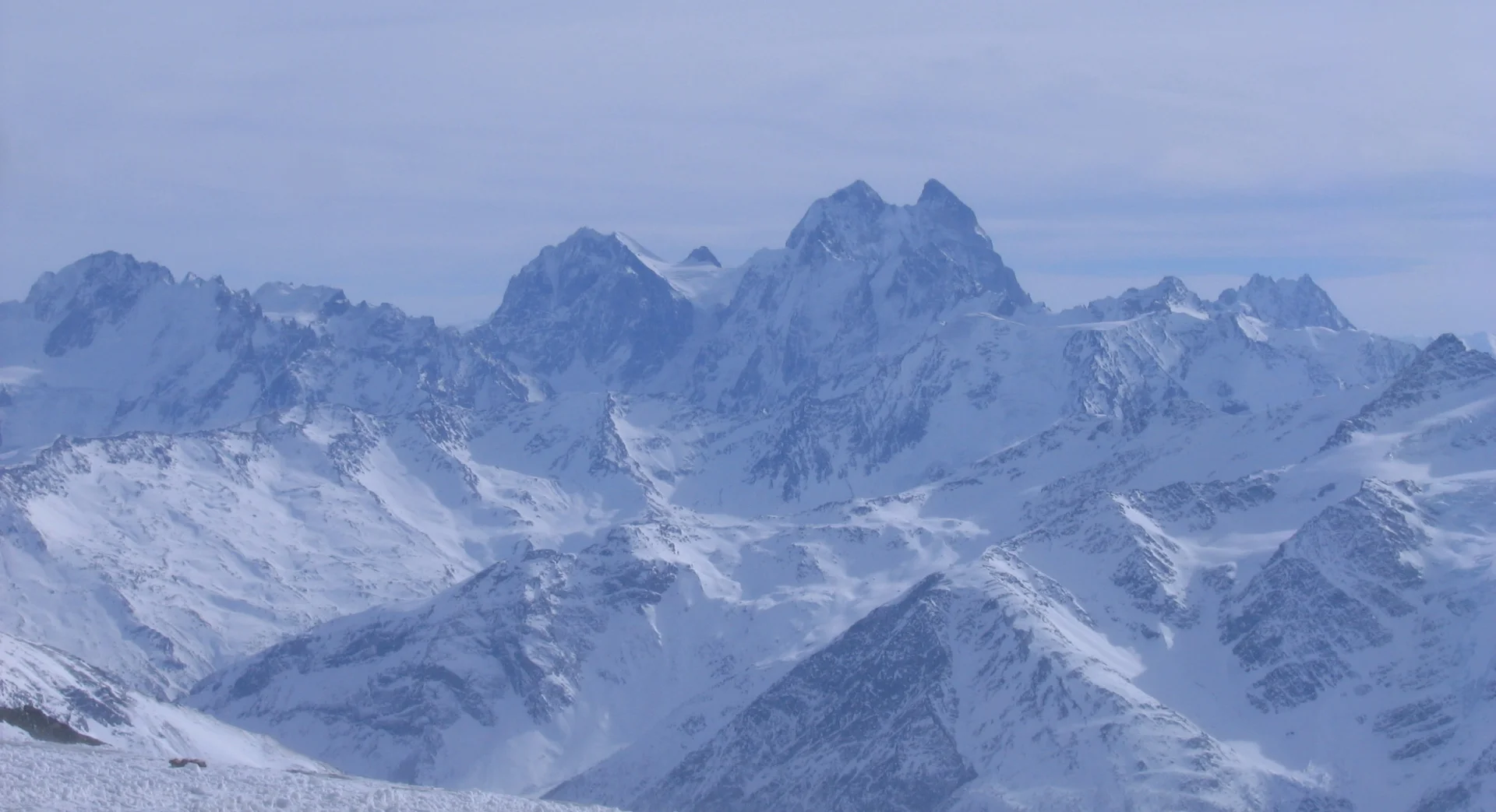 Uszba widziana ze szczytu Elbrusa