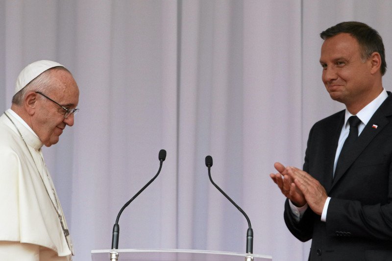 Andrzej Duda skłamał papieżowi Franciszkowi w sprawie powołań dla sędziów Sądu Najwyższego. Robert Biedroń na Twitterze prorokuje, że Duda będzie się za to smażył w piekle.