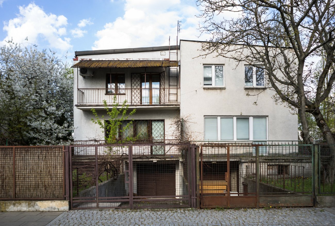 Obserwowali dom Kaczyńskiego. Tabloid pisze o "tajemniczej opiekunce".