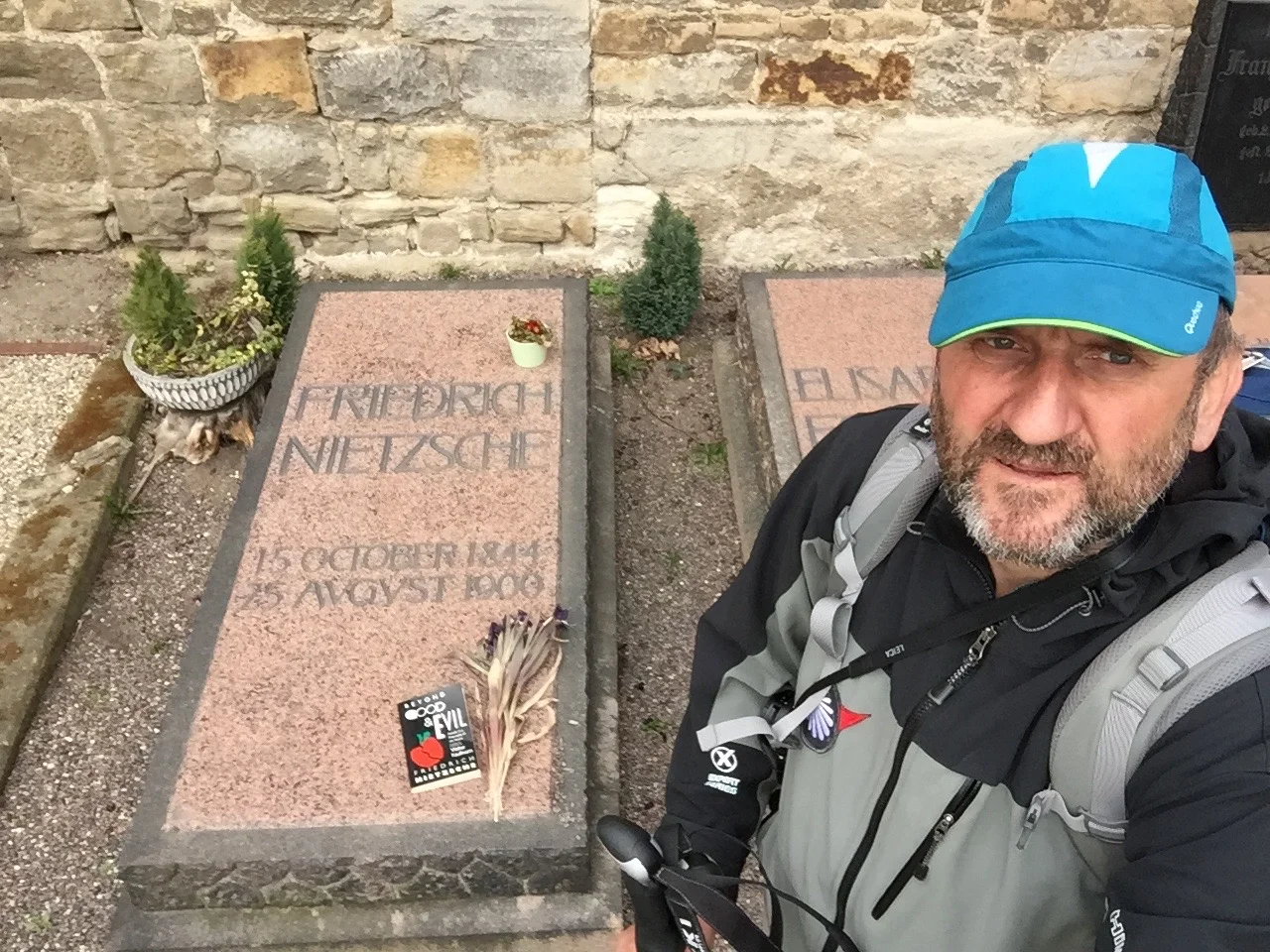 Podróżnik nie zapomniał odwiedzić też grobu Fryderyka Nietzschego w Lützen.