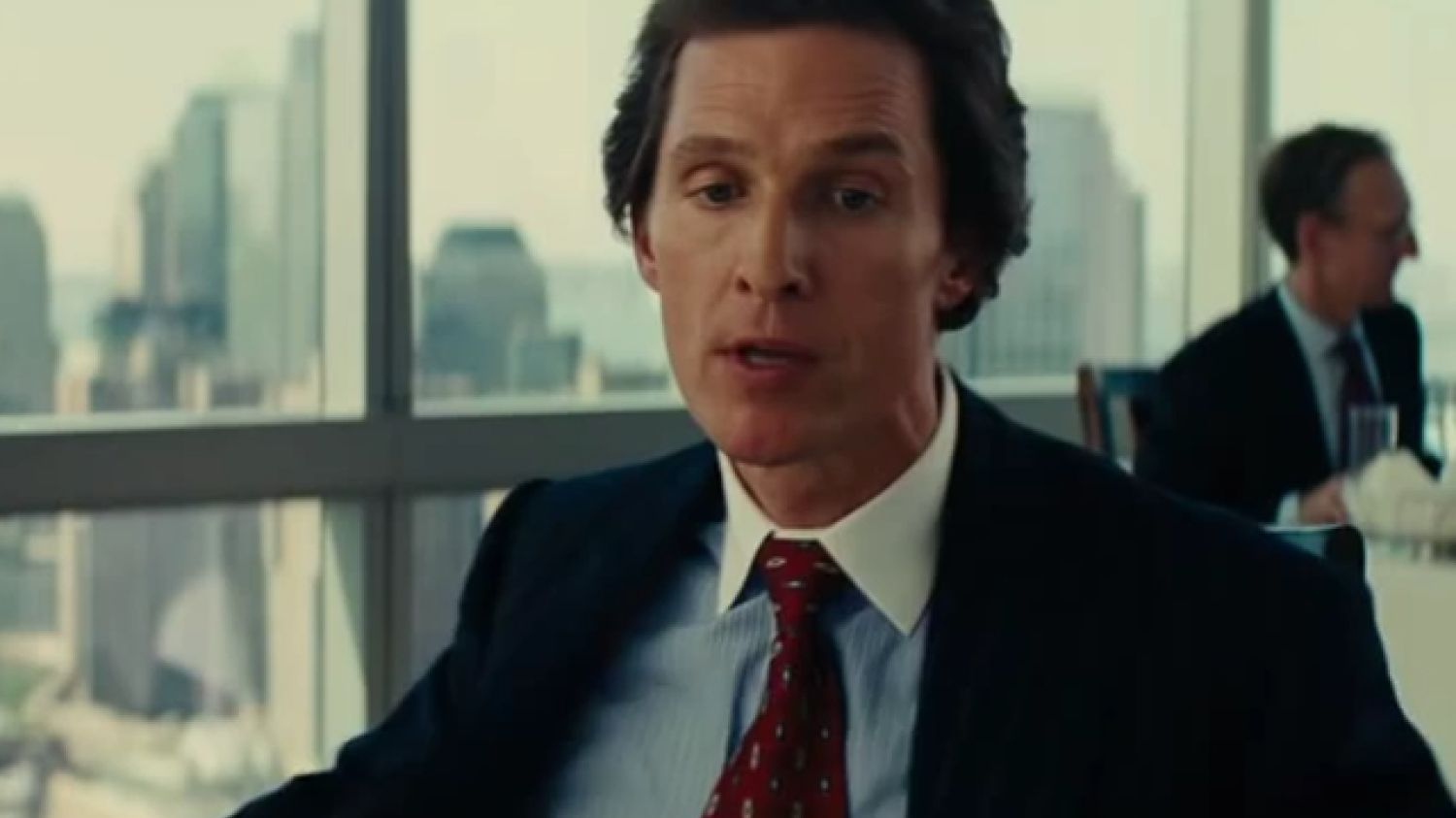 Uderzanie w piersi było improwizowane - Matthew McConaughey tak przygotowuje się do wejścia na plan.