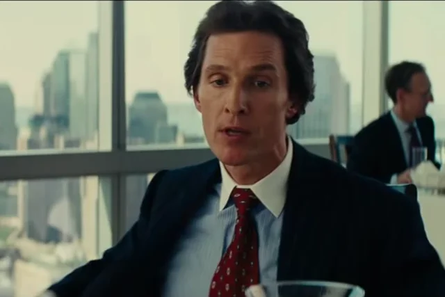 Uderzanie w piersi było improwizowane - Matthew McConaughey tak przygotowuje się do wejścia na plan.