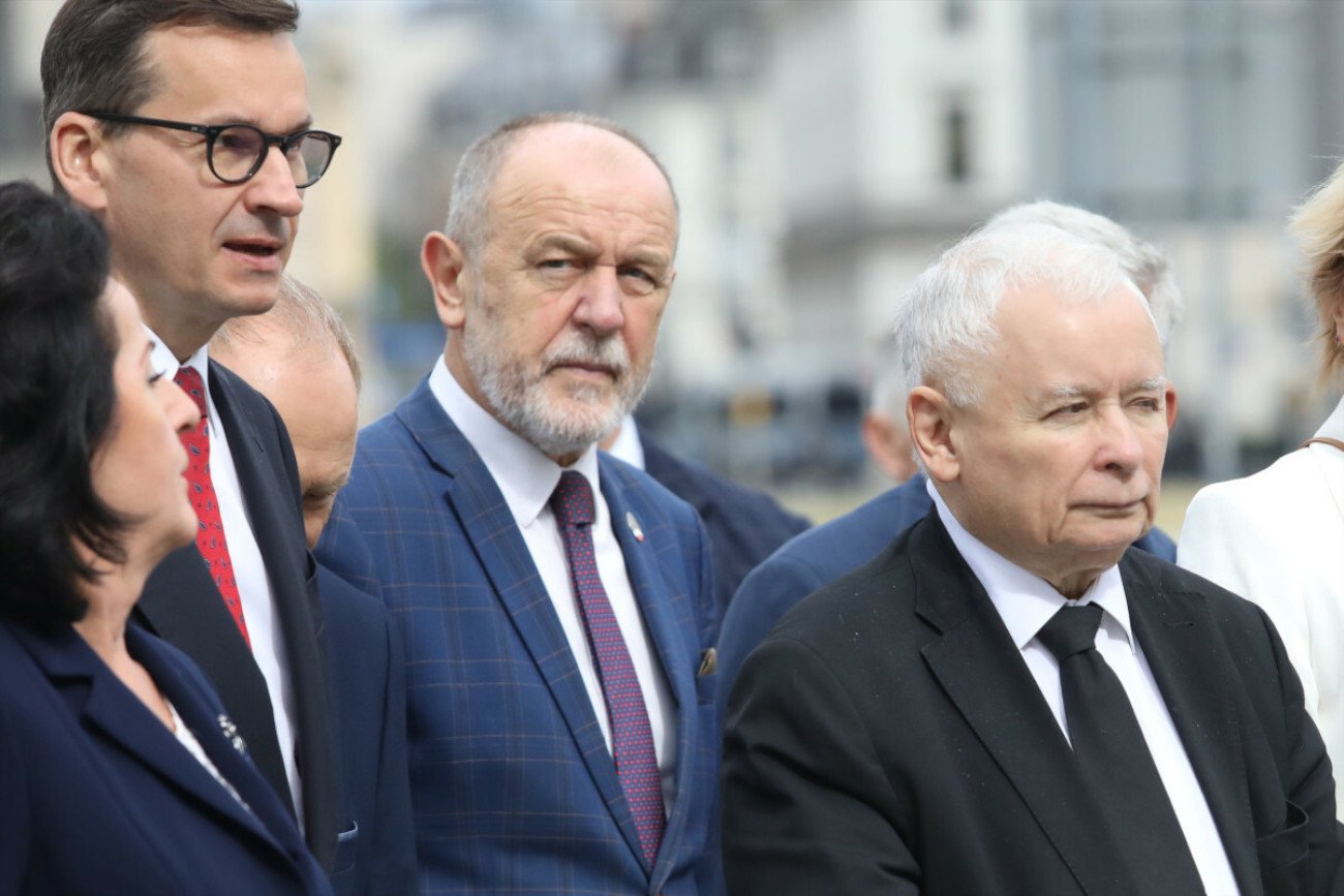 Poseł Jan Mosiński z PiS (w środku) skomentował wpis Pawła Kowala. Pokazał przy tym "klasę"