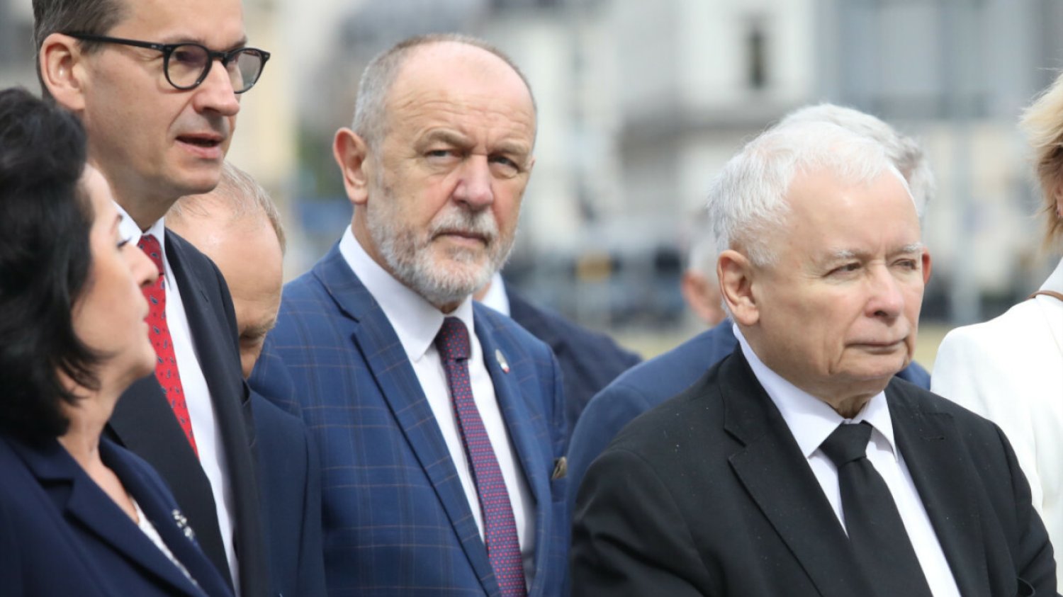Poseł Jan Mosiński z PiS (w środku) skomentował wpis Pawła Kowala. Pokazał przy tym "klasę"