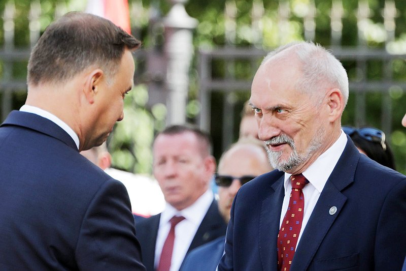 Wiceprezes PiS Antoni Macierewicz nie powstrzymał się przed przytykami wobec prezydenta Andrzeja Dudy w sprawie projektów reformy sądownictwa.
