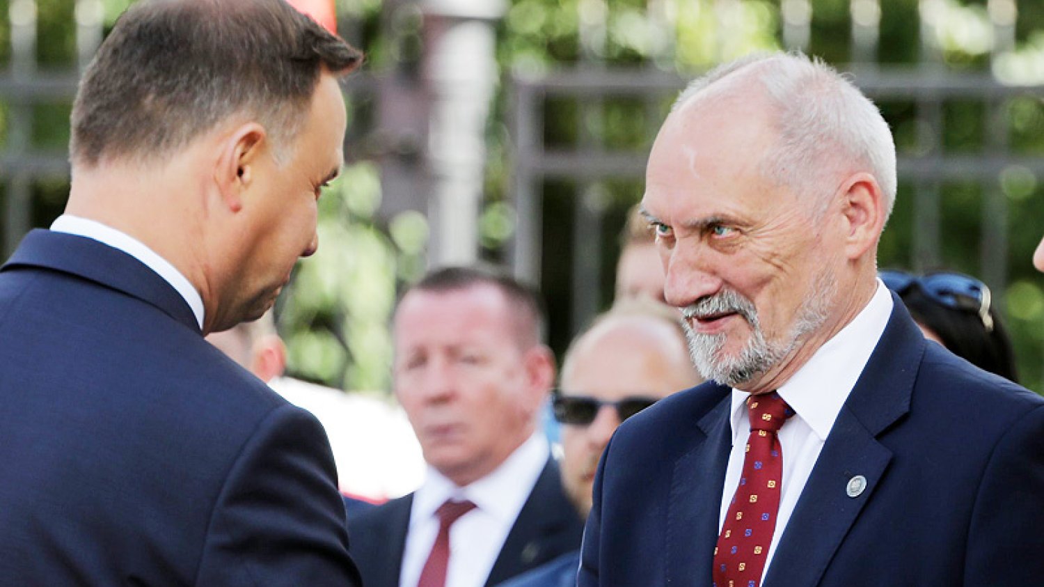 Wiceprezes PiS Antoni Macierewicz nie powstrzymał się przed przytykami wobec prezydenta Andrzeja Dudy w sprawie projektów reformy sądownictwa.