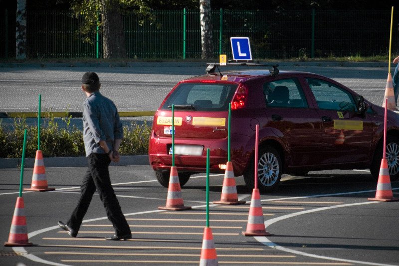 Obleśni instruktorzy  jazdy – zmora wielu kobiet. Podteksty, aluzje, niemoralne propozycje i najzwyklejsze molestowanie